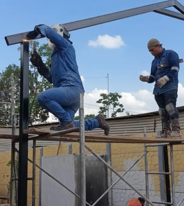 Equipo de Sel Peru trabajando